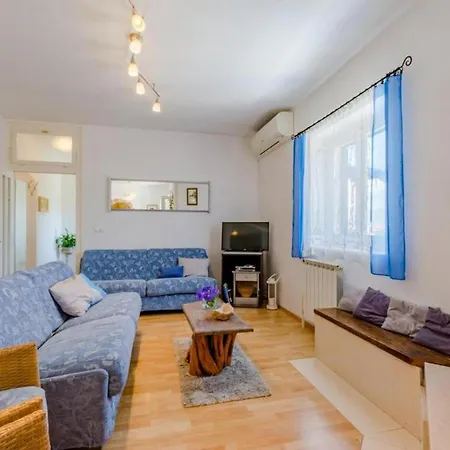 Comfortable With Terrace Ferienhaus