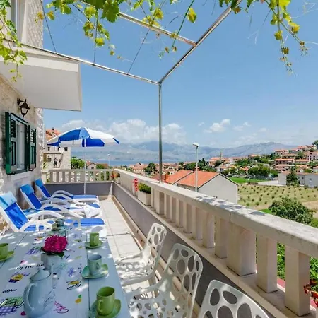 Comfortable With Terrace Ferienhaus